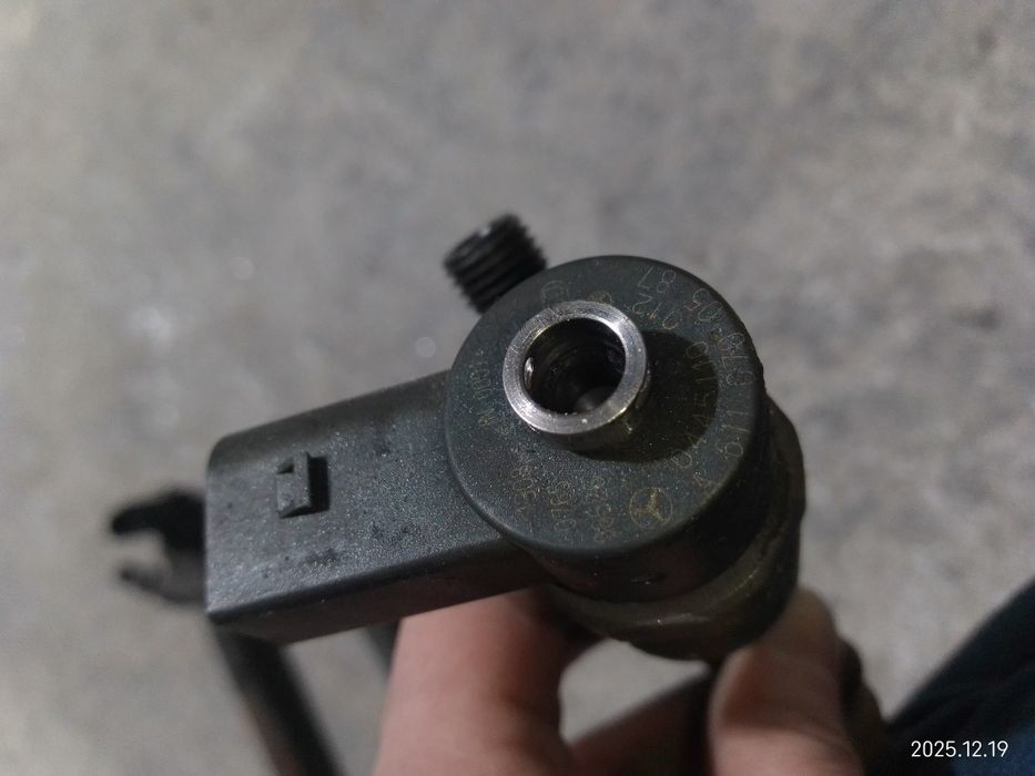 Injetor Bosch Mercedes 2.2 CDI (A6110700587) – Original - Image 3